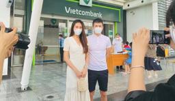 Thuỷ Tiên - Công Vinh đi sao kê nhưng "dân mạng" chỉ thích soi giá quần áo, phụ kiện