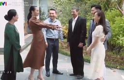 Bà Xuân "Hương Vị Tình Thân" cho 2 cô con dâu "ra rìa" với váy xẻ tà trong tập cuối