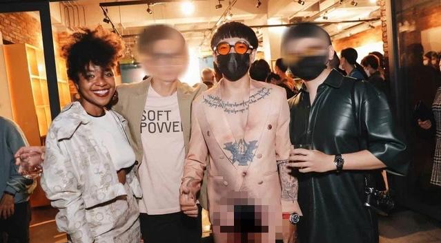 Wowy diện suit in hình nhạy cảm, ai không nhìn kỹ sẽ tưởng anh chàng không mặc gì