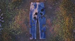 Quần jeans tự phân huỷ thành phân bón sau 6 tháng có giá 7 triệu đồng