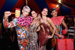 Nhìn lại BST Resort 2019 Moschino: Gánh xiếc thời trang nhất mọi thời đại