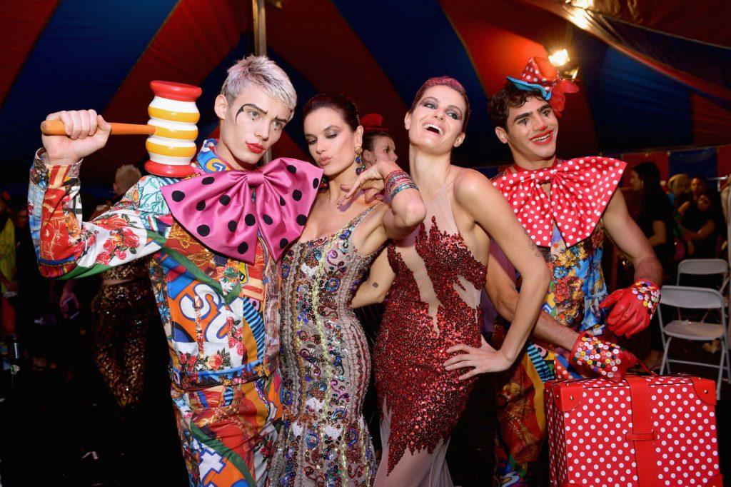 Nhìn lại BST Resort 2019 Moschino: Gánh xiếc thời trang nhất mọi thời đại