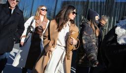 Giới mộ điệu "lên đồ lồng lộn" hưởng ứng New York Fashion Week 2022 mặc thời tiết lạnh giá