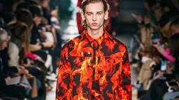 Flame Print: Sức nóng đến từ bản in hình ngọn lửa trên sàn diễn thời trang