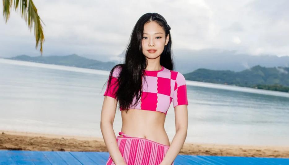 Jennie (BLACKPINK) "mở bát" mốt áo khoe chân ngực (underboob) cực đắt show trong K-biz