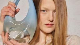 Túi thuỷ tinh độc lạ của Coperni: Không chỉ đẹp mà còn giúp chị em tự vệ, đánh cướp hiệu quả