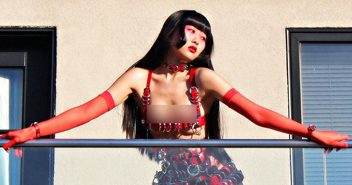 Trang phục xiềng xích theo phong cách gợi cảm: Yeha Leung dùng thời trang nói lên tiếng lòng phụ nữ