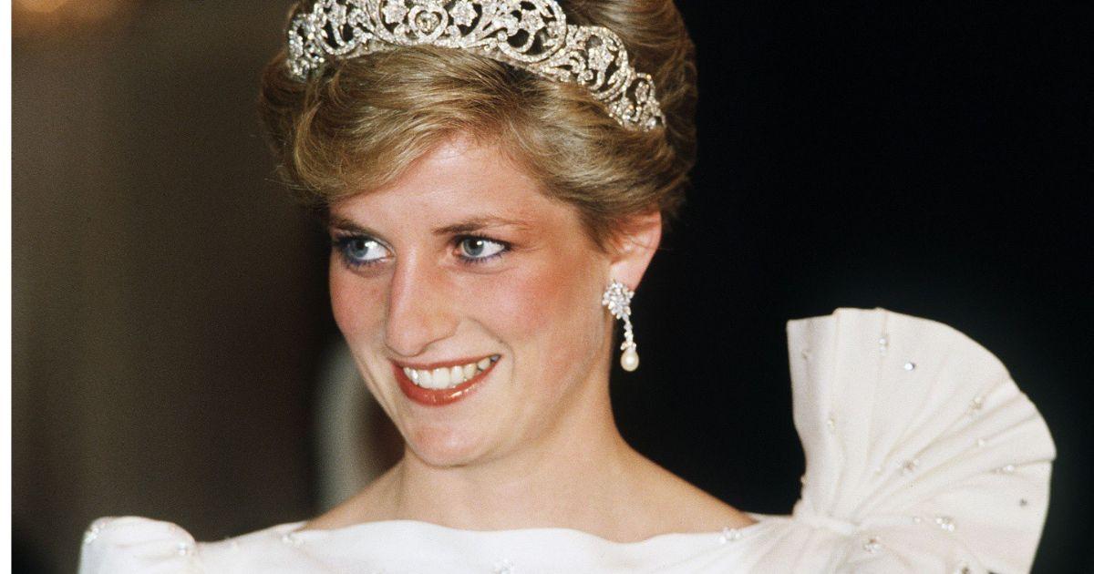 Cảm hứng làm đẹp từ cố công nương Diana: Không thể thiếu má hồng, hạn chế ăn thịt đỏ