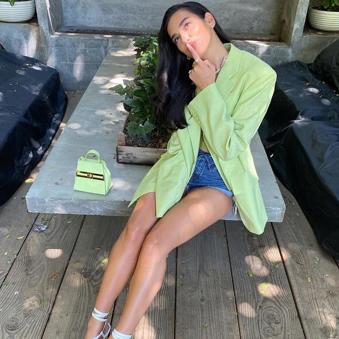 Hailey Bieber, Dua Lipa dẫn đầu xu hướng mặc chiếc quần hack não