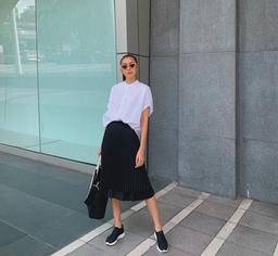 Cảm hứng mix đồ theo tone màu đen - trắng từ sao Việt