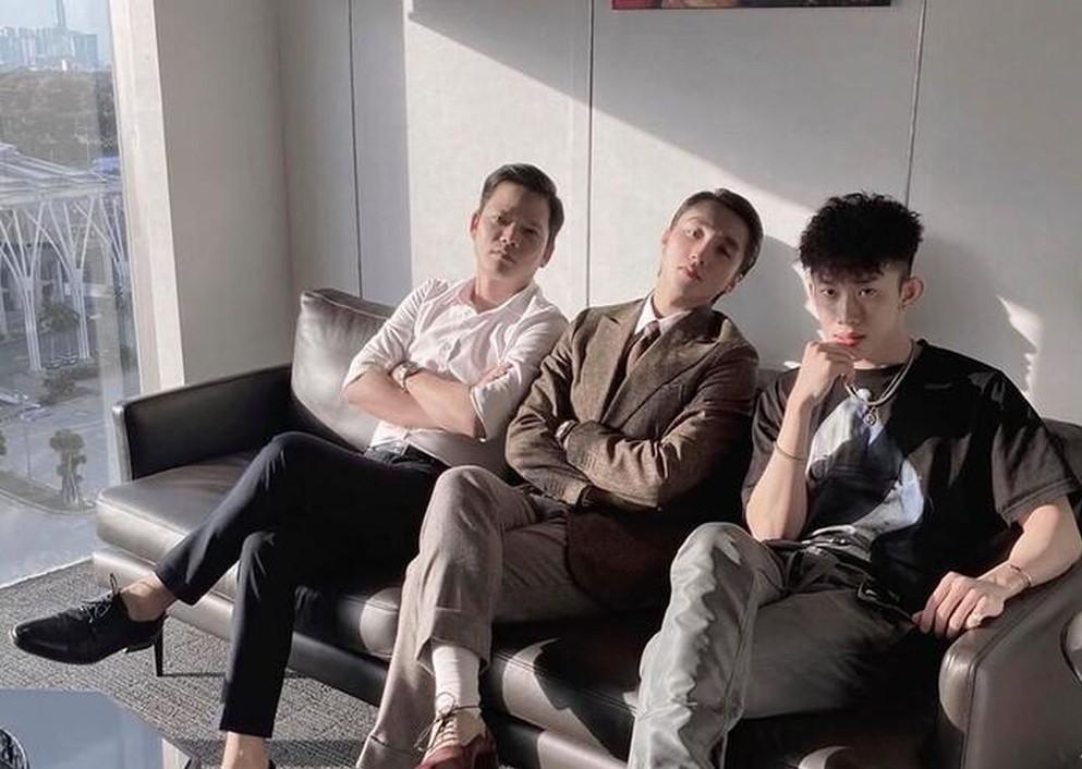 Sơn Tùng M-TP tặng áo hiệu hơn chục triệu cho gà mới Kay Trần