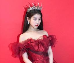 IU tung bộ ảnh hot rạng sáng Trung Thu: Có phải chị muốn làm chị Hằng váy đỏ không?