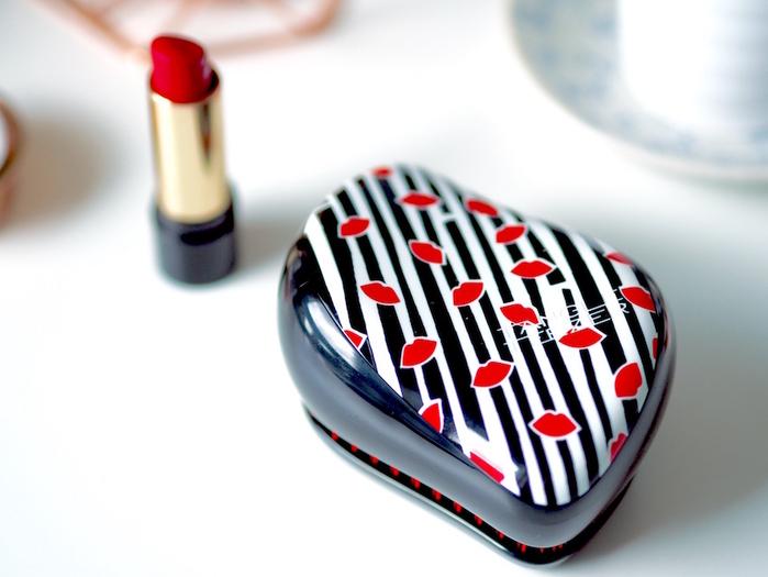 "Đắt xắt ra miếng"- 3 chiếc lược "thần thánh" dành cho cô nàng hay rụng tóc