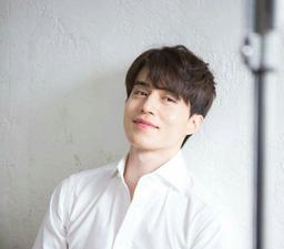 Những items làm nên diện mạo hoàn hảo của quý ông Lee Dong Wook