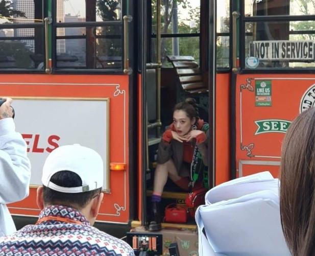 Cách đây 1 năm, trước khi Sulli tự tử vẫn còn photoshoot năng nổ thế này