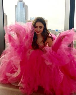 Học hỏi cách trang điểm kiểu Pháp từ Lily Collins