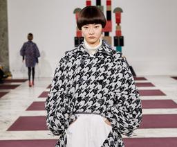 Họa tiết răng sói tiếp tục lên ngôi mùa thu đông 2020