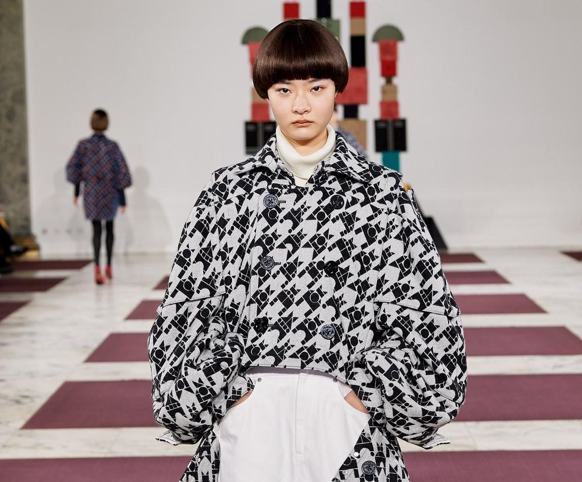 Họa tiết răng sói tiếp tục lên ngôi mùa thu đông 2020