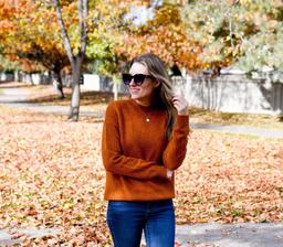 Biên tập viên WhoWhatWear gợi ý những món đồ thời trang không thể thiếu