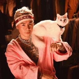 "Tiền nhiều để làm gì?" - Để các rapper mua thật nhiều trang sức to và nặng