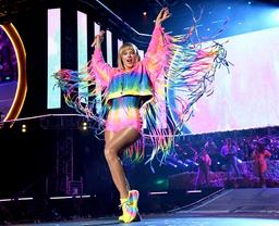 Họa tiết tie-dye: Sự loang lổ giàu liên tưởng