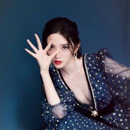 Mỹ nhân Đường Nghệ Hân diện váy xuyên thấu khoét sâu khoe lưng trần nuột nà sau sinh