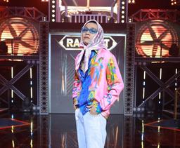 Lộ ảnh Chung kết Rap Việt: Wowy buộc khăn kiểu "bà thím" cực đáng yêu