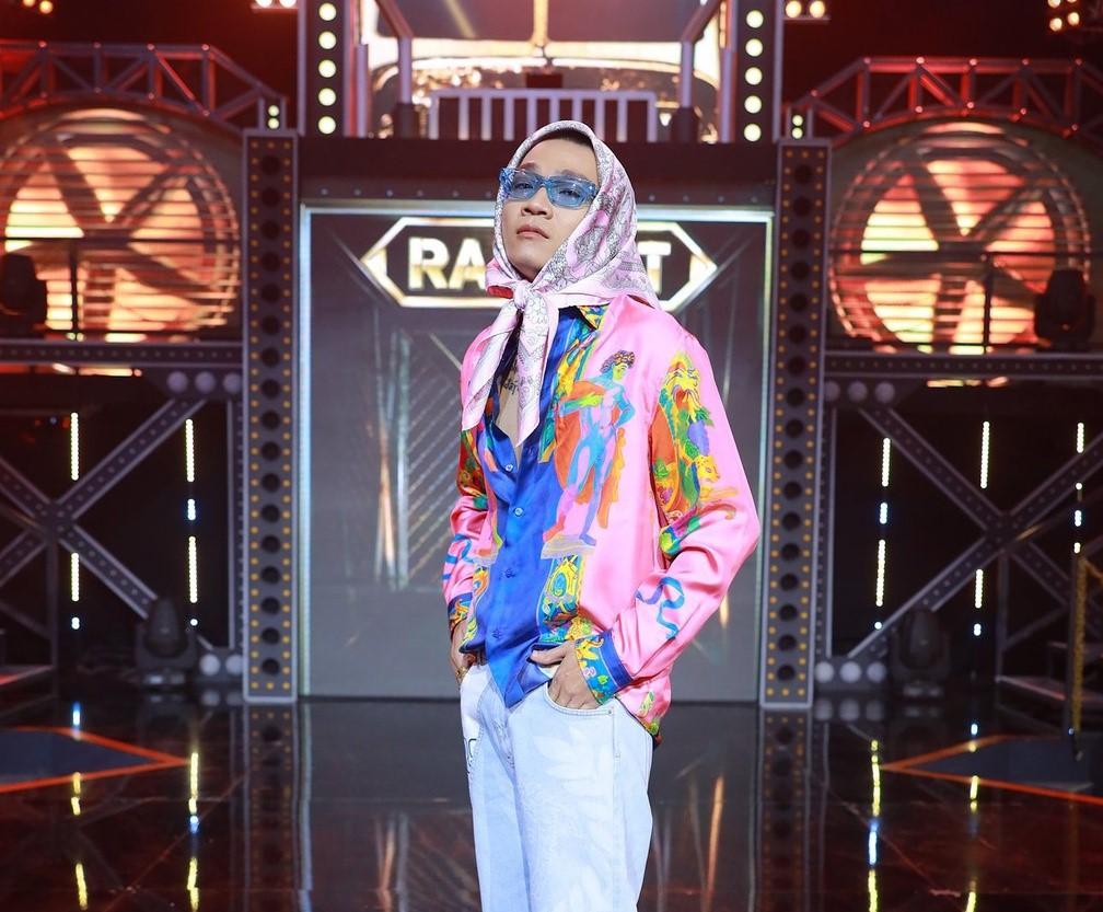 Lộ ảnh Chung kết Rap Việt: Wowy buộc khăn kiểu "bà thím" cực đáng yêu