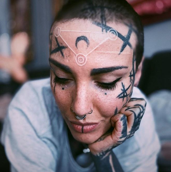 Xăm đen nhiều vùng trên cơ thể, nữ thợ xăm đi ngược với tiêu chuẩn vẻ đẹp