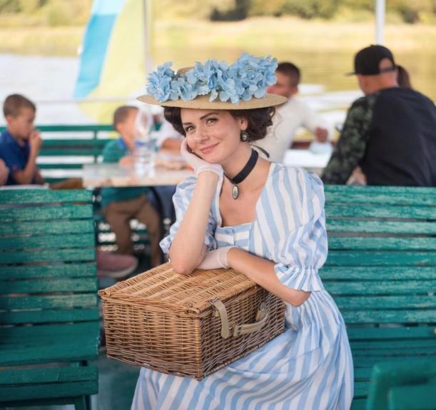 Cô gái Ukraina nổi tiếng với gu thời trang tiểu thư thế kỷ 19