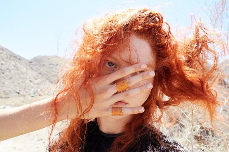 Vung tiền để mua đồ hiệu nhảm nhí thì sao? Mình là người có tiền cơ mà?!