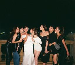 MC Thu Hoài thay 3 chiếc váy trong tiệc mời cưới, một chiếc không mang màu sắc đám cưới truyền thống