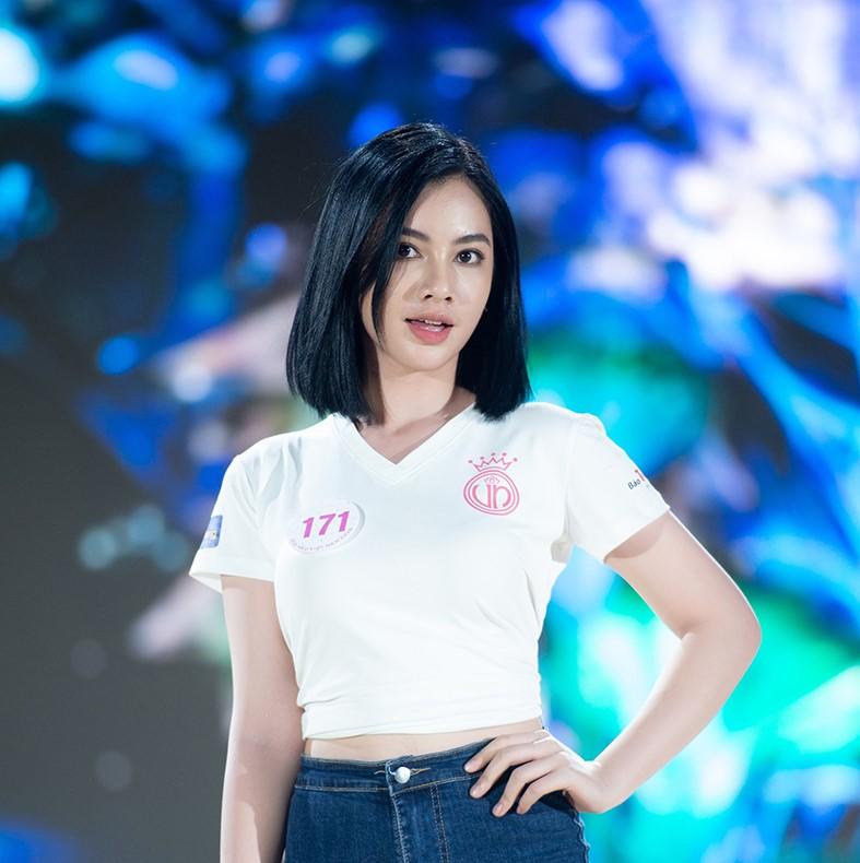 Gu thời trang Cẩm Đan: Cực kỳ thu hút dù chỉ diện áo phông và quần jeans