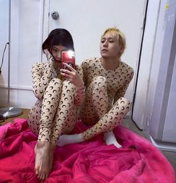 Diện đồ đôi bó sát, HyunA và bạn trai bị cư dân mạng chế thân hình xấu