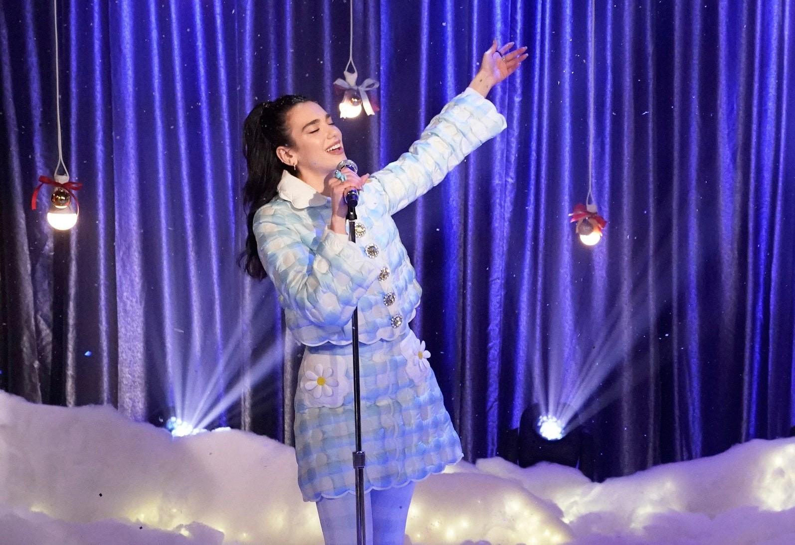 Mùa đông 2020, Dua Lipa và các sao nữ chuộng thiết kế có hoạ tiết nổi bật