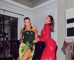 Corset concept "người khổng lồ xanh" kì lạ của Kim Kardashian