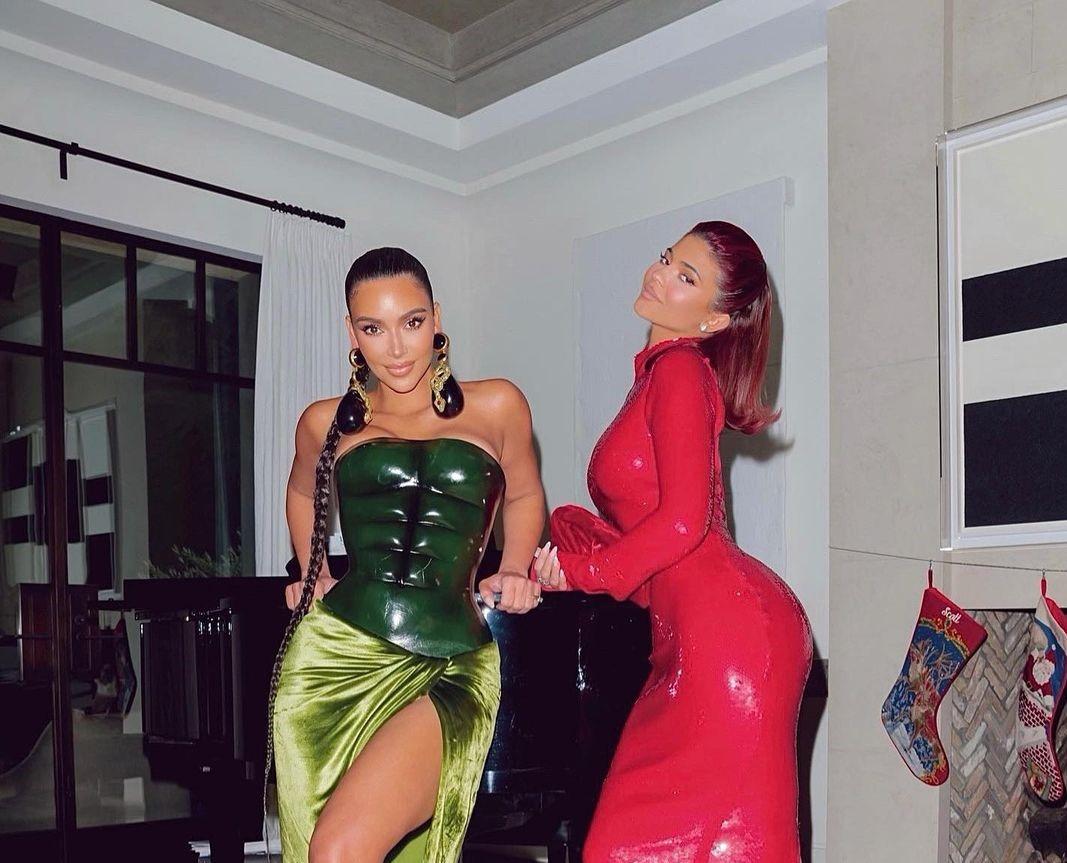 Corset concept "người khổng lồ xanh" kì lạ của Kim Kardashian