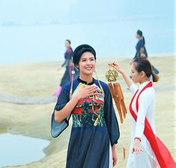 Hoa hậu Ngọc Hân giới thiệu BST mới trong "Festival Áo dài Quảng Ninh"