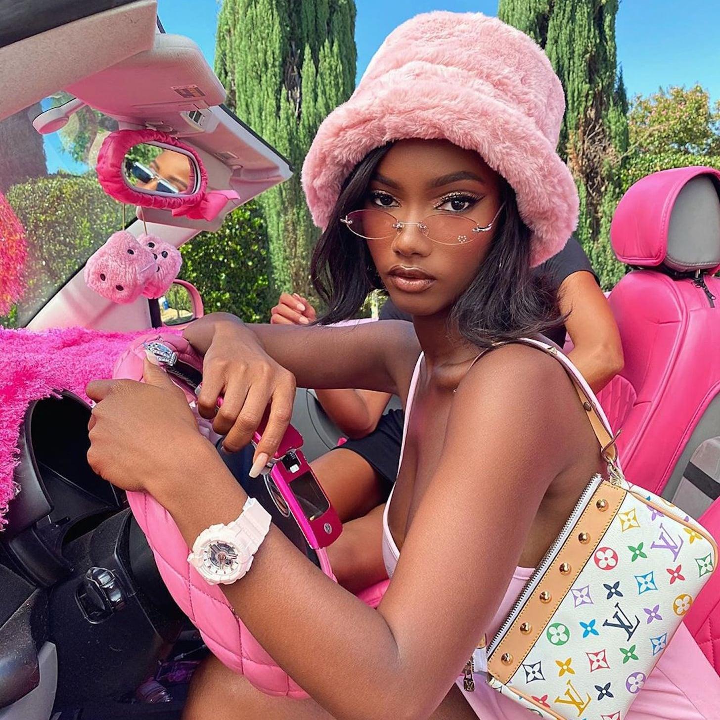 Bí quyết mặc đẹp với những món đồ biểu tượng thời trang Y2K