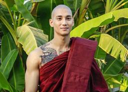 Mẫu nam "cạo đầu" gây bão vốn sở hữu nhiều hình xăm khắp cơ thể