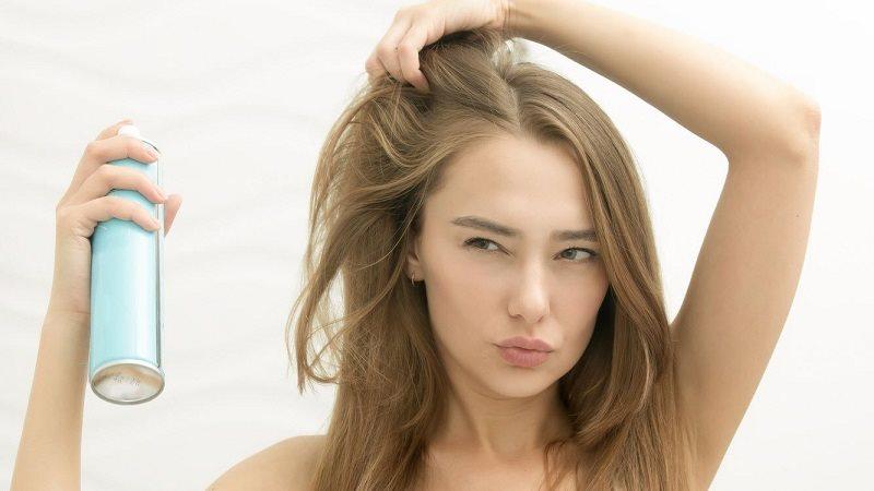 Mẹo xử lý tóc bết đúng cách bằng dầu gội khô