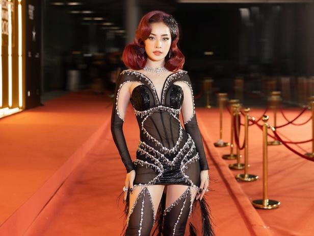 Chi Pu mặc váy "made in Vietnam" nhưng sao giống Dua Lipa vậy?