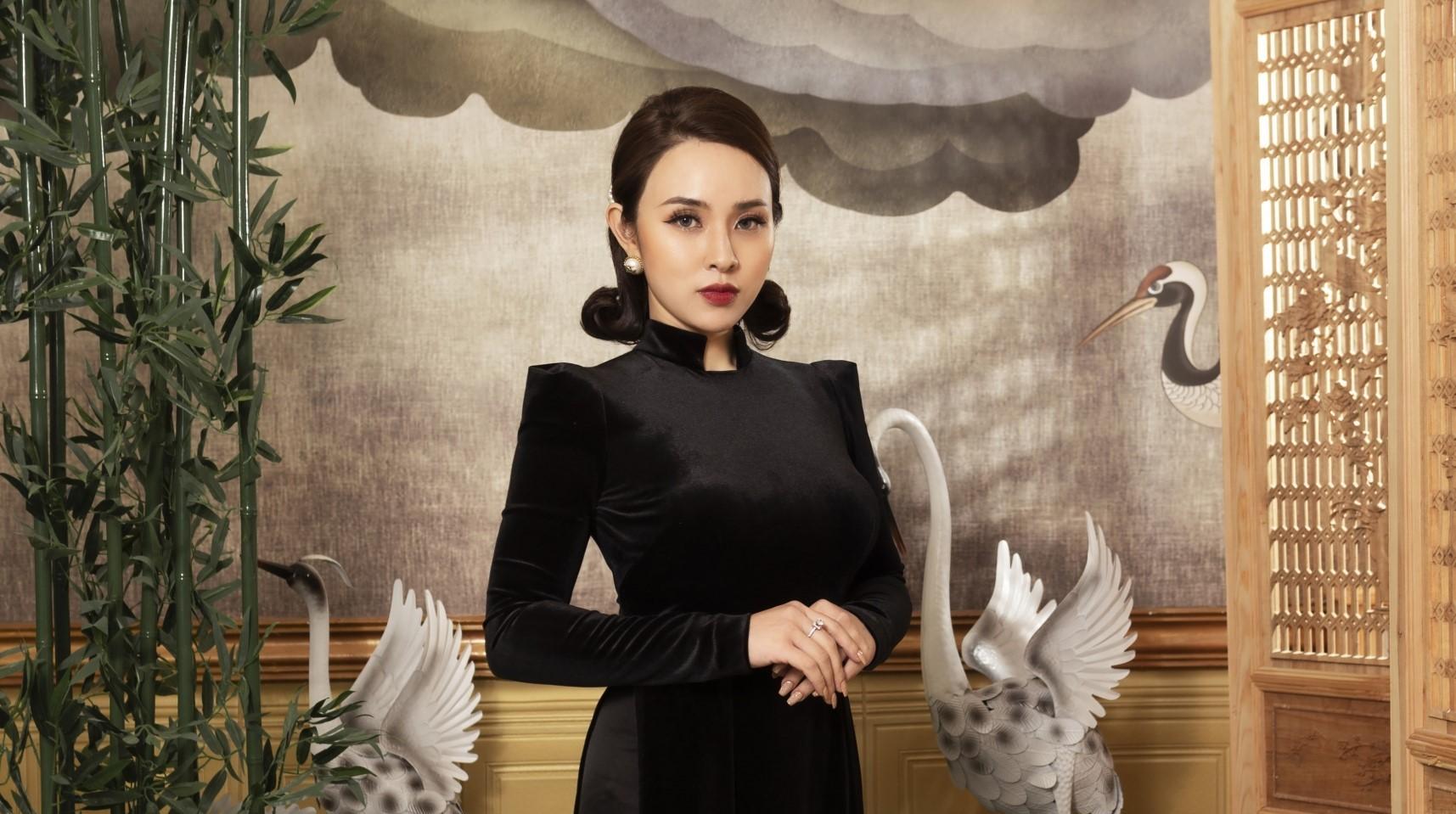 Bảo Trâm Idol bất ngờ "xuống tóc", khoe dáng trong áo dài nhung