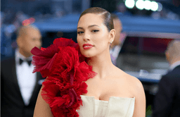 Tròn ủng sau Tết? Đây là bí quyết phối đồ cho nàng tăng cân