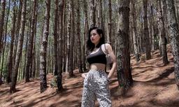Hot girl Tâm Tít diện croptop khoe vòng 1 bốc lửa