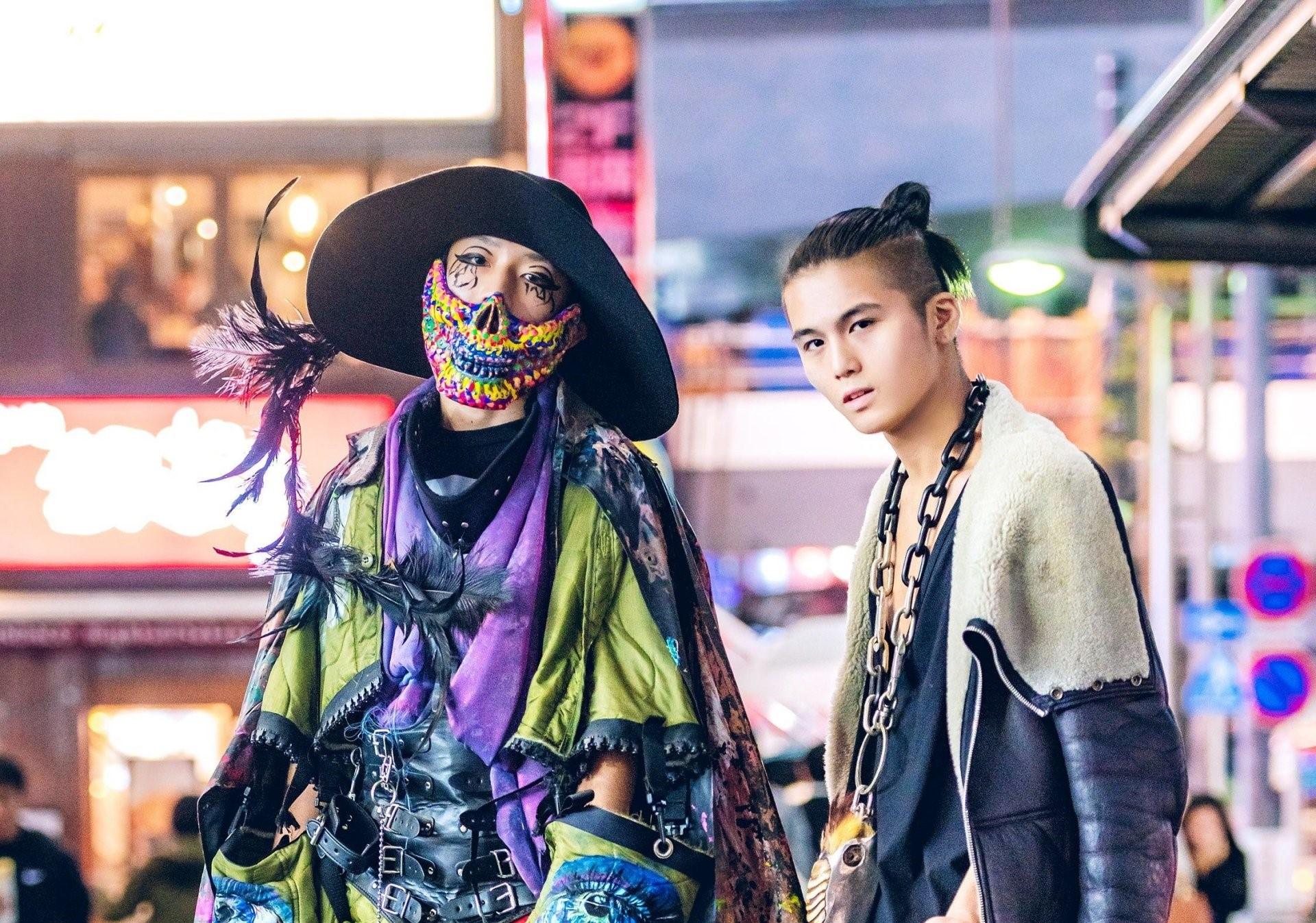 Khẳng định cá tính bằng khẩu trang lạ lùng tại tuần lễ thời trang Tokyo