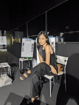Mặc sàn diễn mưa ướt, Tuyết Lan vẫn tự tin sải bước trong show diễn của Louis Vuitton