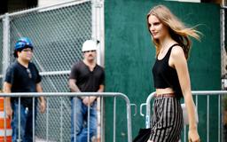 Tank Top là gì? Từ chiếc áo bơi đến item mùa hè không thể thiếu