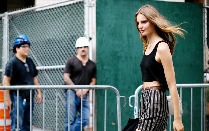 Tank Top là gì? Từ chiếc áo bơi đến item mùa hè không thể thiếu