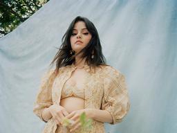 Selena Gomez và dàn sao ở nhà vẫn tích cực diện trang phục gợi cảm